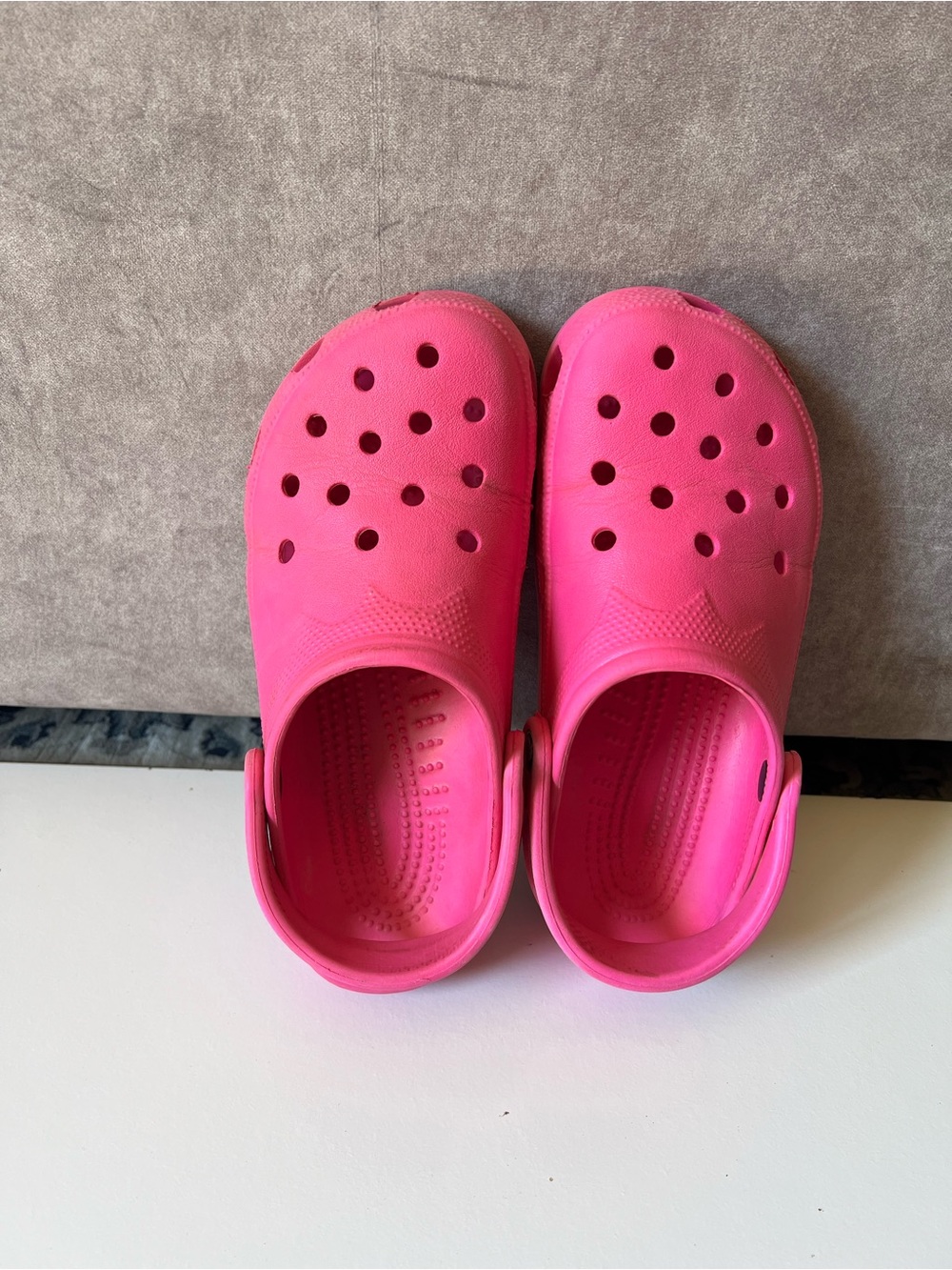 CROCS Classic Clog in Bright Pink